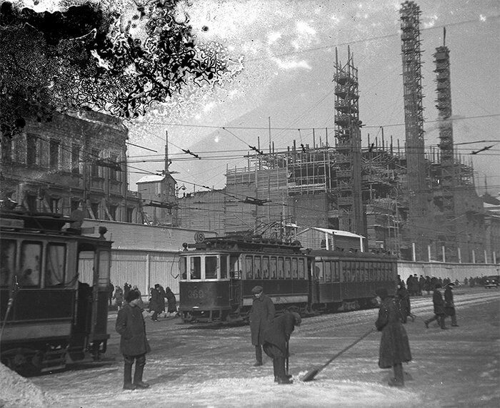 Вид на стройплощадку Дома Совнаркома. Слева - бывший дом Комиссарова на углу Тверской и Охотного Ряда.  Фото Николая Кубеева, сделанное в 1933 году. Из коллекции Андрея Мятиева.