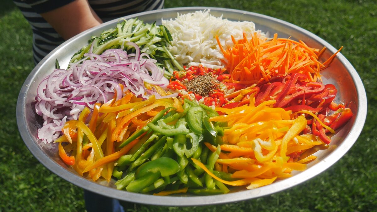 Друзья,в сезон овощей приготовьте салатик кисло-сладко-острый,с ноткой корейской кухни.Это очень вкусно!
Продукты:Огурцы,лук,морковь,капуста,болгарский перец,перец чили,чеснок,раст.