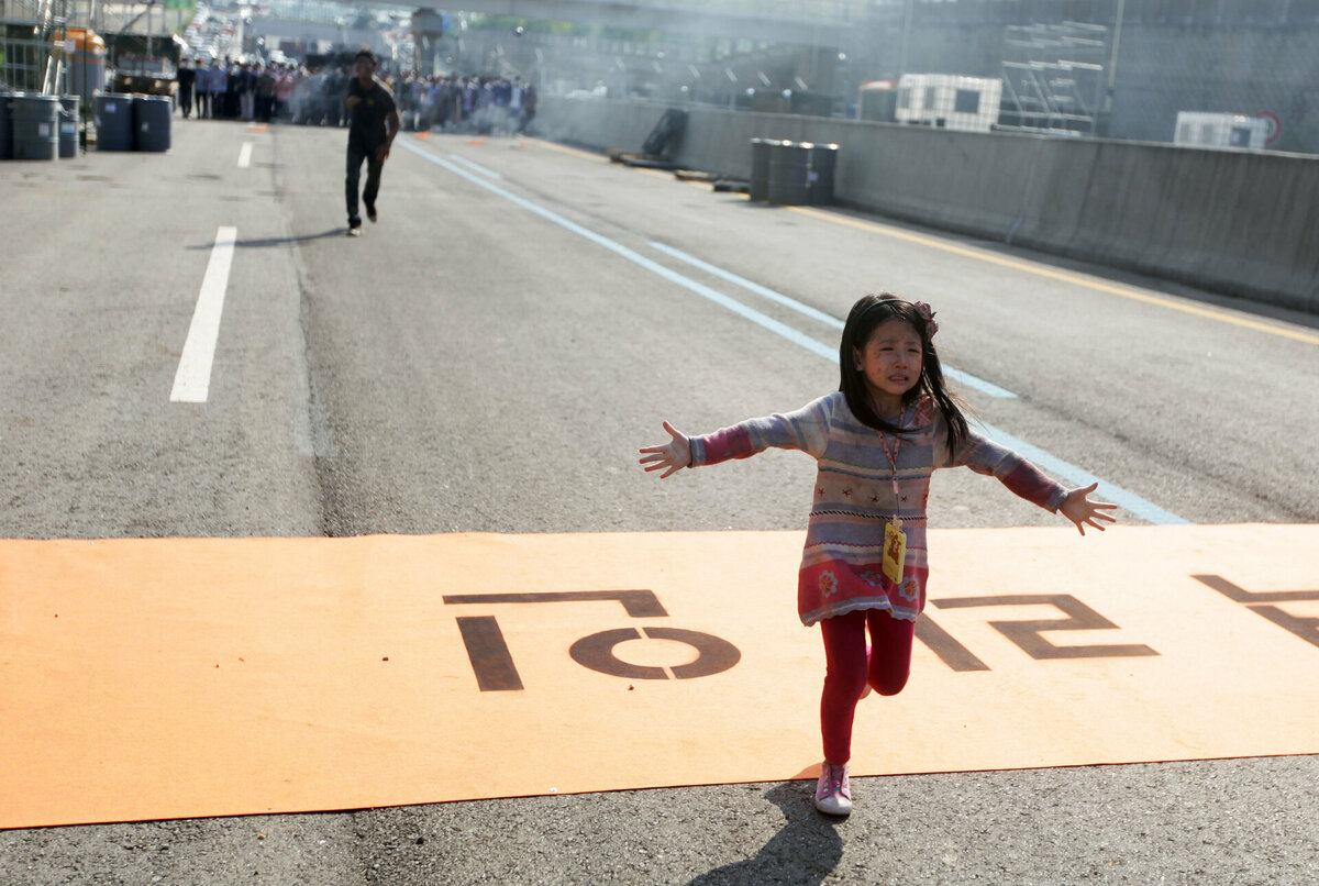 девочка бежит, чтобы спастись от ужаса