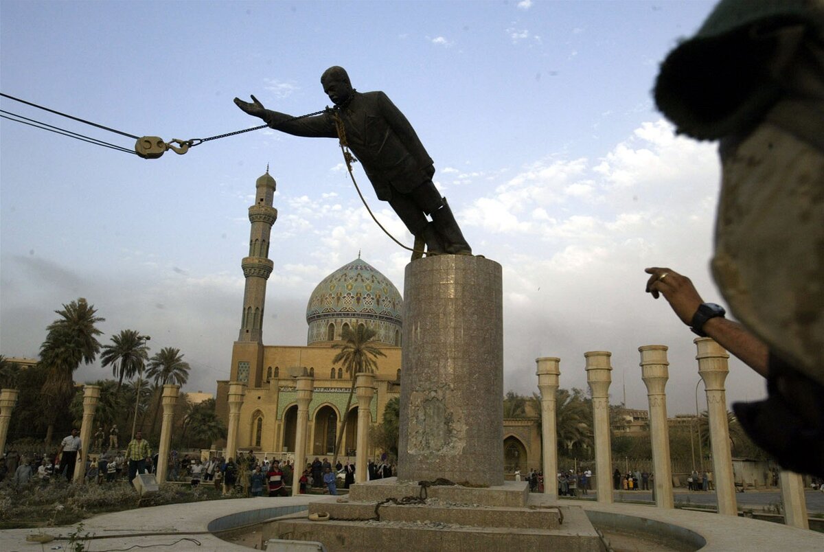 Снос памятника Саддаму Хусейну в Багдаде, 2003. Источник: AP Photo