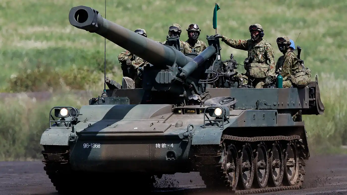 Солдаты Наземных сил самообороны Японии на самоходной гаубице во время учений. © Getty Images Я честно утащил с Nikkei. :-)