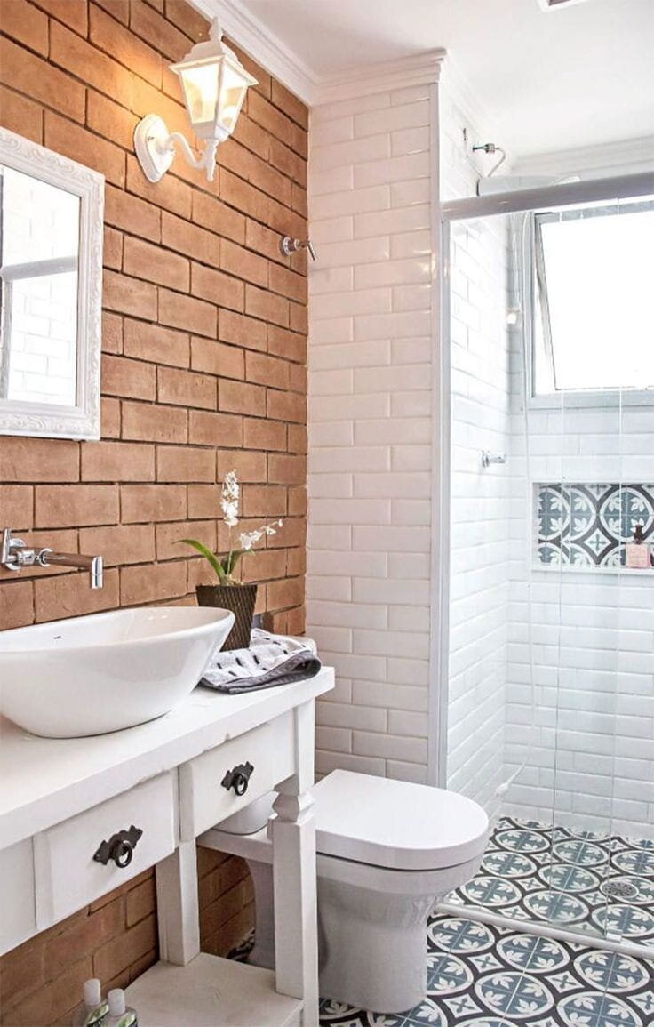 Плитка кабанчик kerama marazzi. 5x15. Плитка в ванную кирпичики. Ванная комната кирпич и плитка. Ванная с плиткой кабанчик.