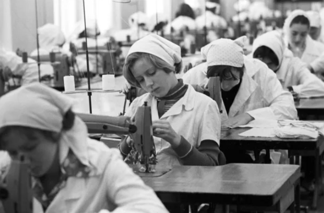 Школьно-экспериментальный завод, швейный цех. Фото: visualrian.ru