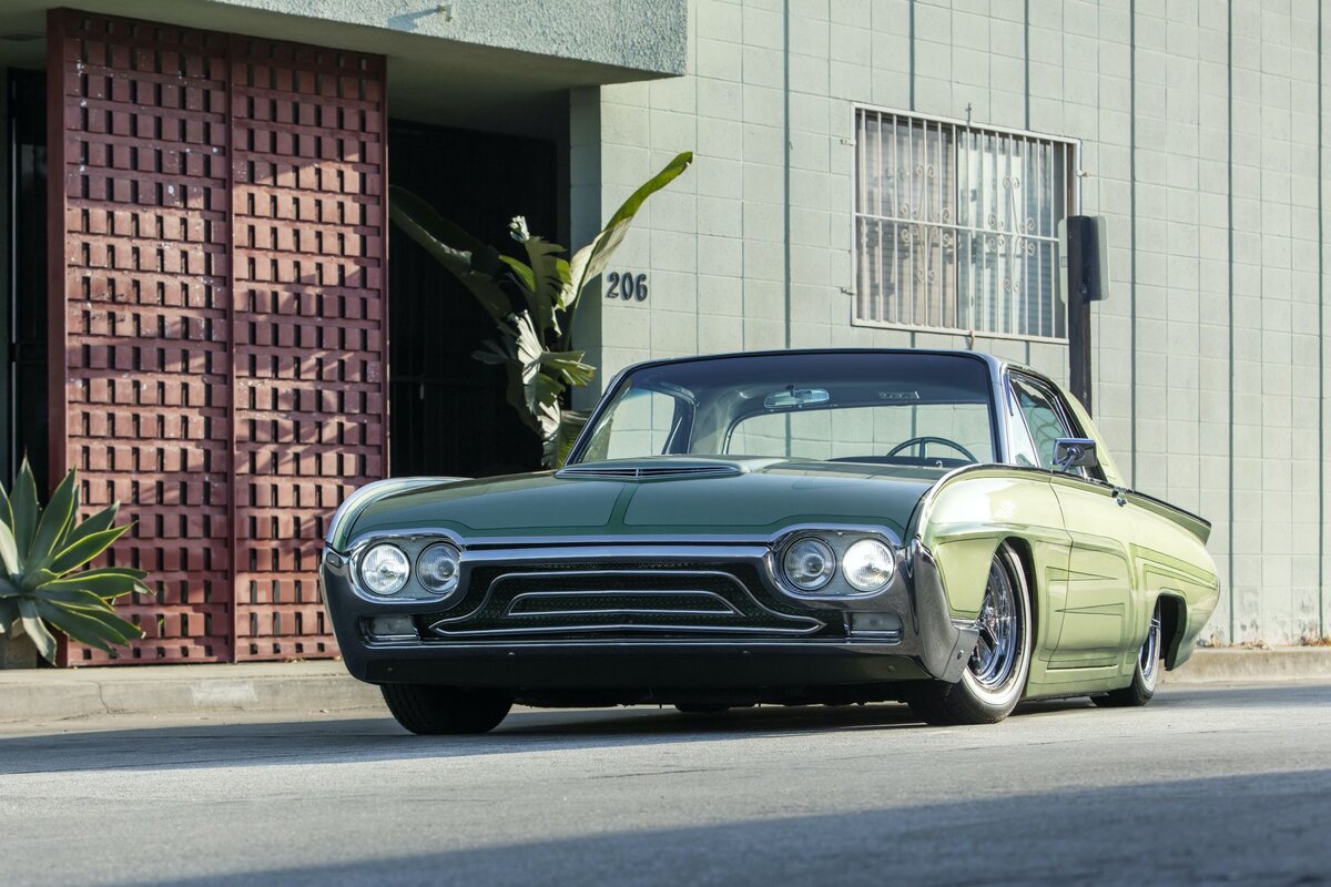Ford Thunderbird, которому приписывают звание первого «личного роскошного автомобиля» в 50-х годах, является одним из самых знаковых шильдиков «Голубого Овала».