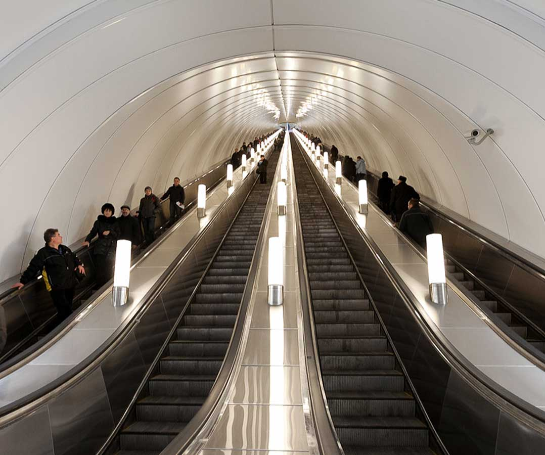 Какая самая длинная станция московского. Станция метро Адмиралтейская Санкт-Петербург эскалатор. Адмиралтейская метро эскалатор. Станция Адмиралтейская эскалатор. Питер станция метро Адмиралтейская эскалатор.