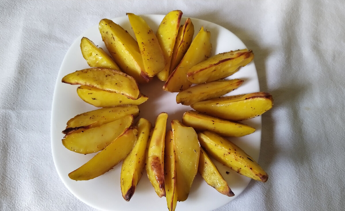 Фото 1. Картофель по-португальски – вкуснейший гарнир на все случаи жизни.