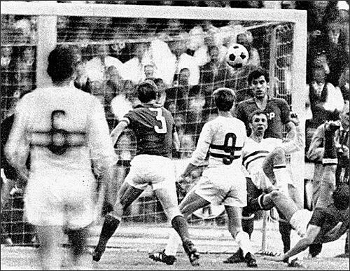 Мадьяры настолько легко «взяли» 2 очка, что казалось, остановить их перед финалом ЧЕ-68 невозможно... У ворот сборной СССР – «пожар». Лайош Сюч (№6), Альберт Шестернёв (№3), Золтан Варга (№9), Ласло Фазекаш, за его спиной – Виктор Аничкин и Муртаз Хурцилава (№4). 