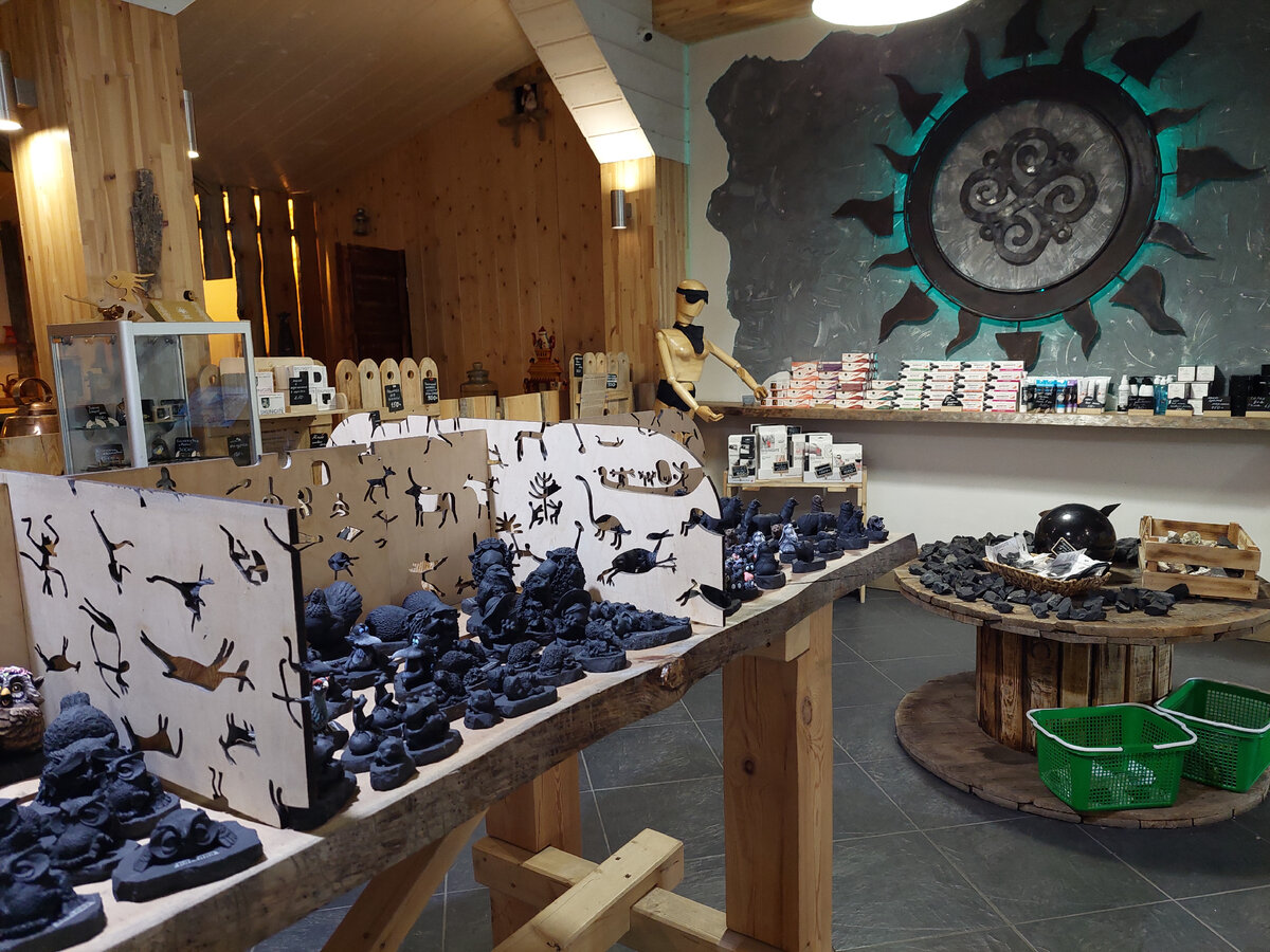 Торгово-выставочный зал Центра шунгита на ул. Транспортной, Петрозаводск. Фото автора.