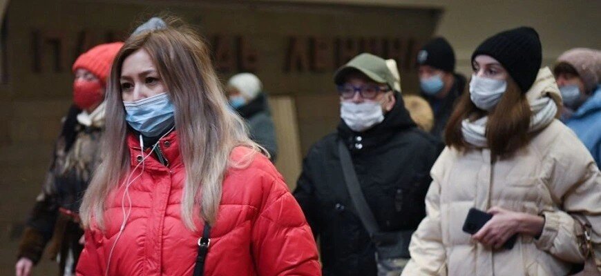 Люди в медицинских масках © Александр Кряжев / РИА Новости