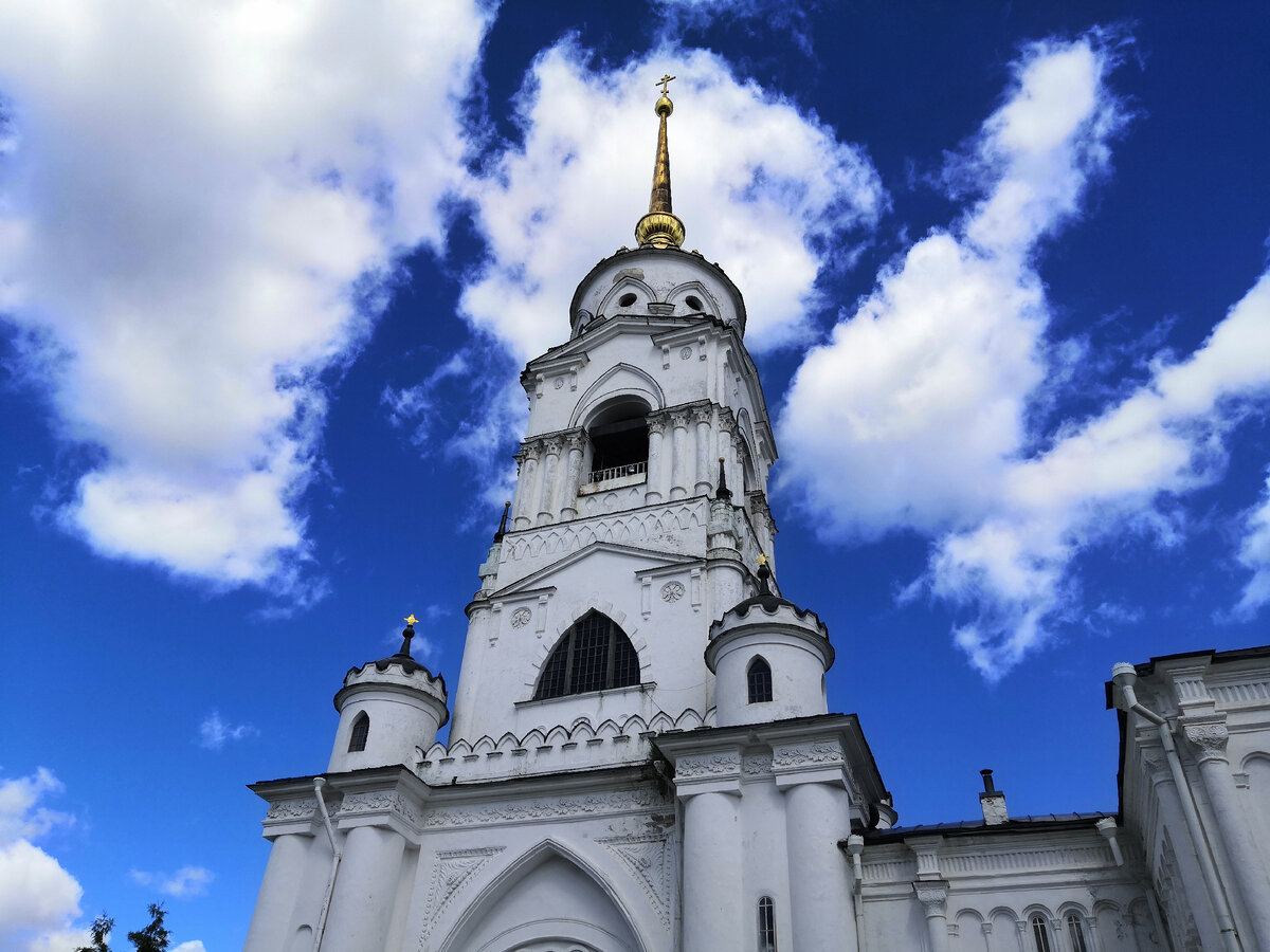 Часовня с другого ракурса, где ты ощущаешь себя пылинкой, глядя, как шпиль врезается в небо 