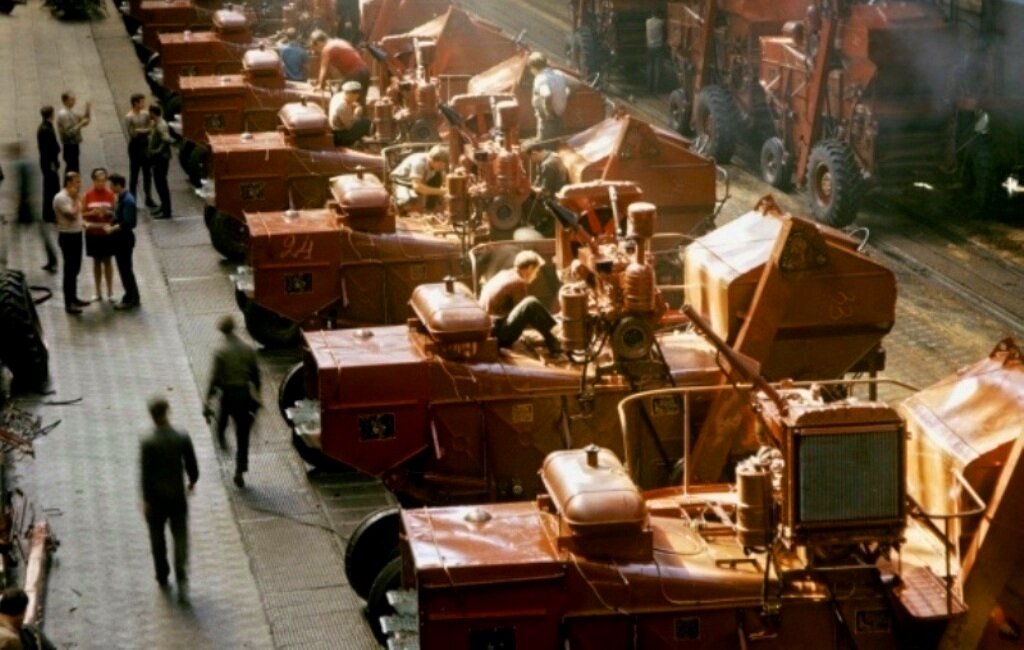 Сборочный конвейер завода Ростсельмаш, 1970 год