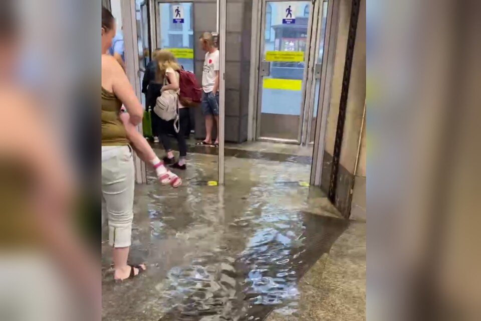     Ливень подтопил станцию метро в Петербурге. Фото: СОЦСЕТИ