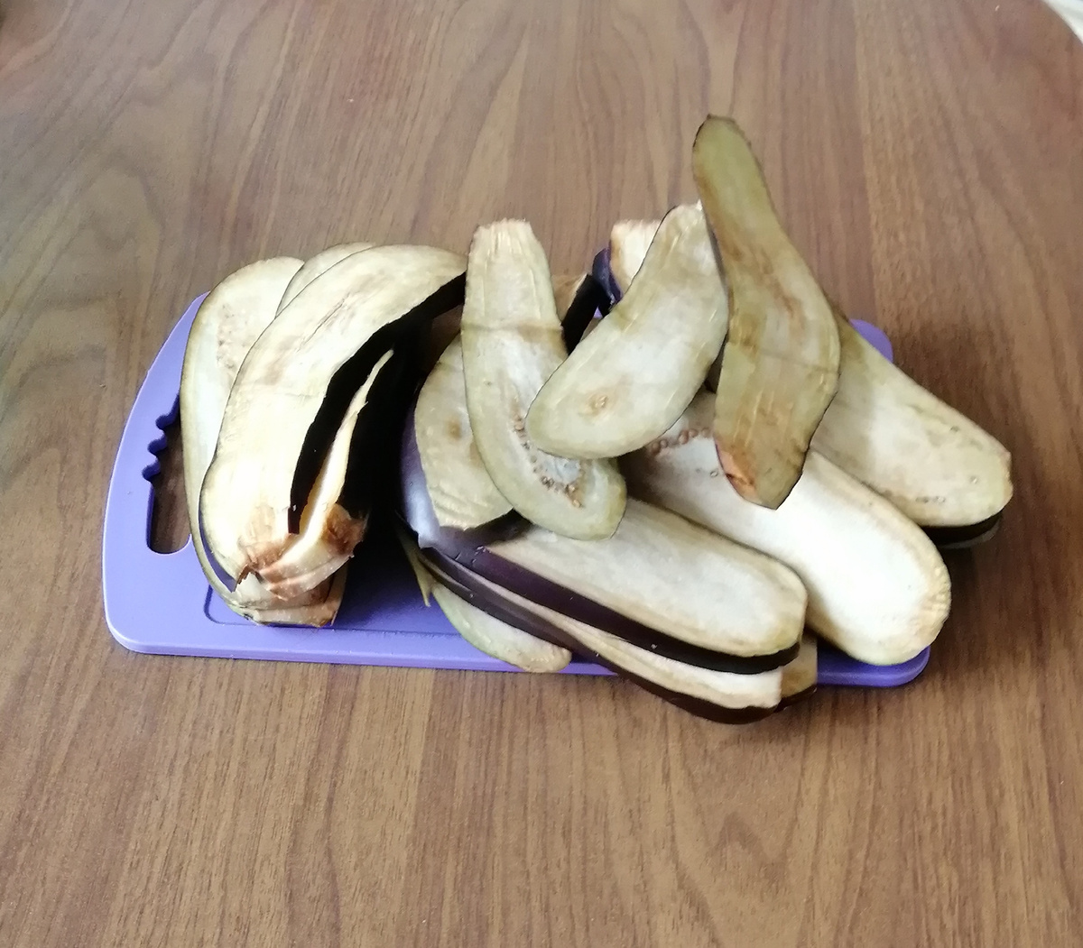 Баклажаны нарезаю.