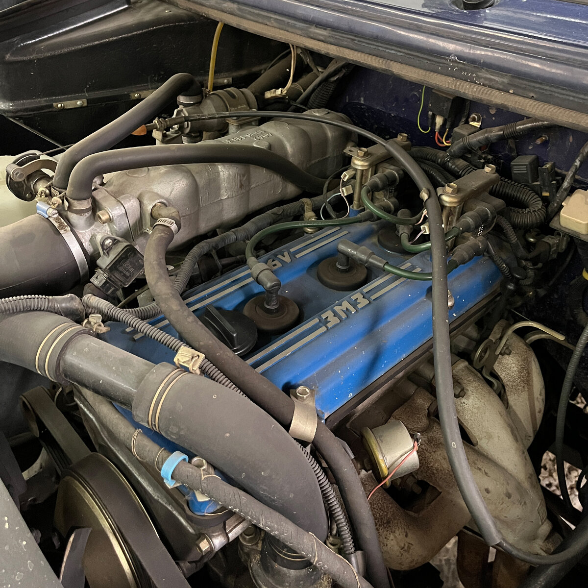 Под капотом нашего автомобиля уже установлен более современный двигатель ЗМЗ-409 объёмом 2,7 литра и мощностью 132 л.с. Соединён он с 5-ти ступенчатой МКПП.