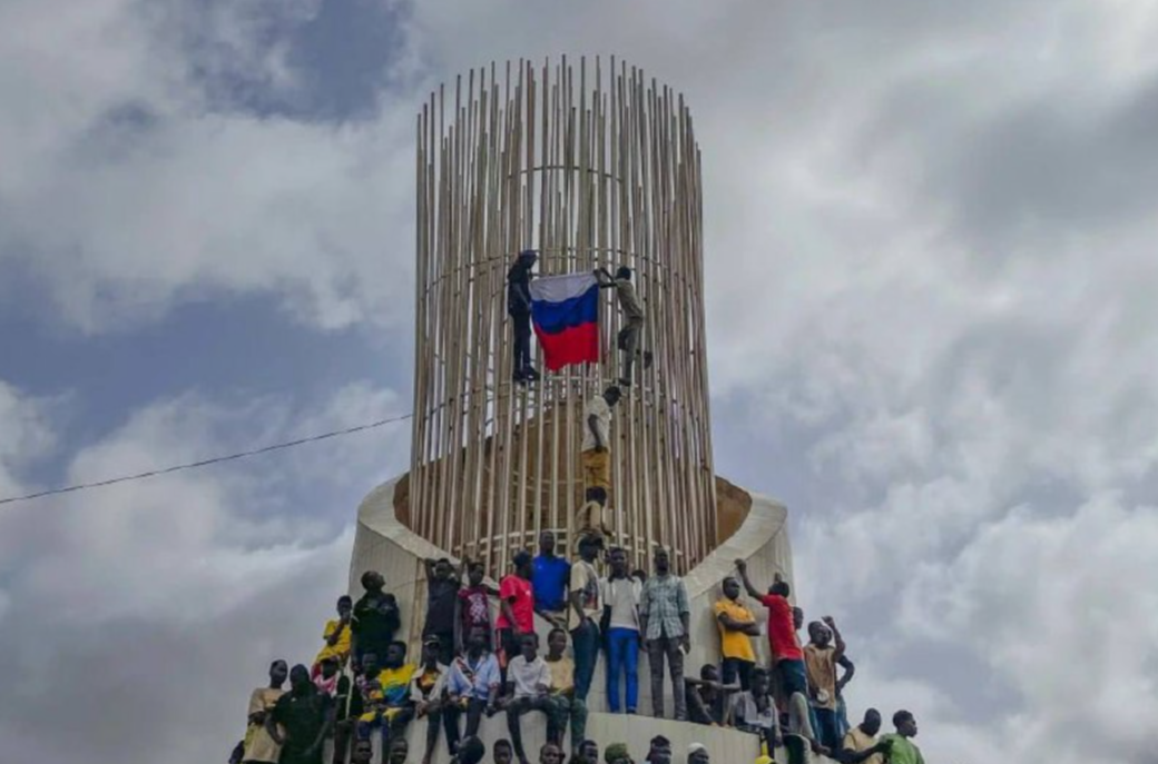В Республике Нигер ходят упорные слухи, что оркестр уже в столице. И там действительно на каждом шагу российские флаги и не только они. Фото AFP