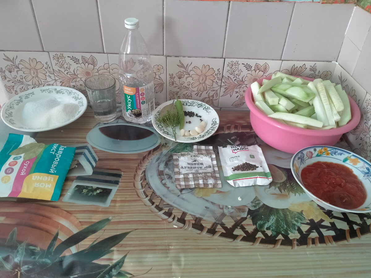 Продукты необходимые для приготовления кабачков в томатном соусе 