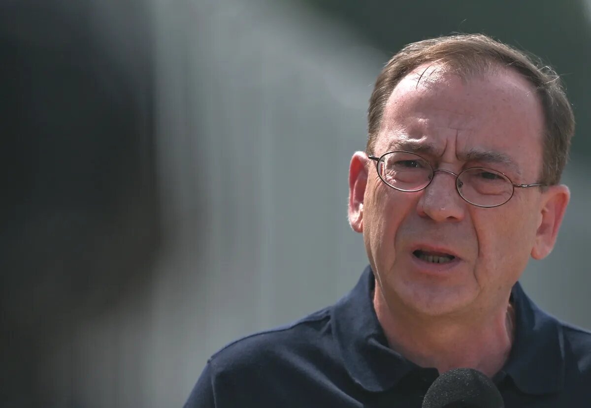 Мариуш Камиски, министр внутренних дел и администрации, во время пресс-конференции возле нового забора на польско-белорусской границе возле деревни Новдзель, Польша, 30 июня 2022 года. Артур Видак/NurPhoto/Getty Images