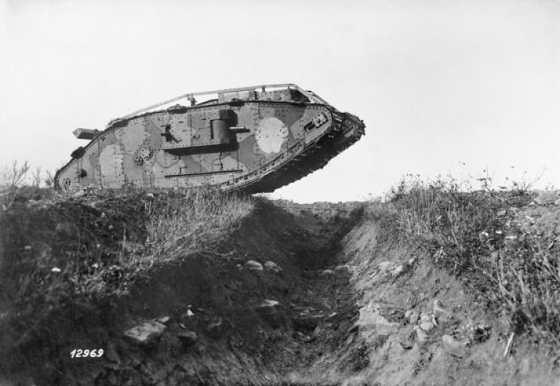 Английский Mark IV преодолевает ров