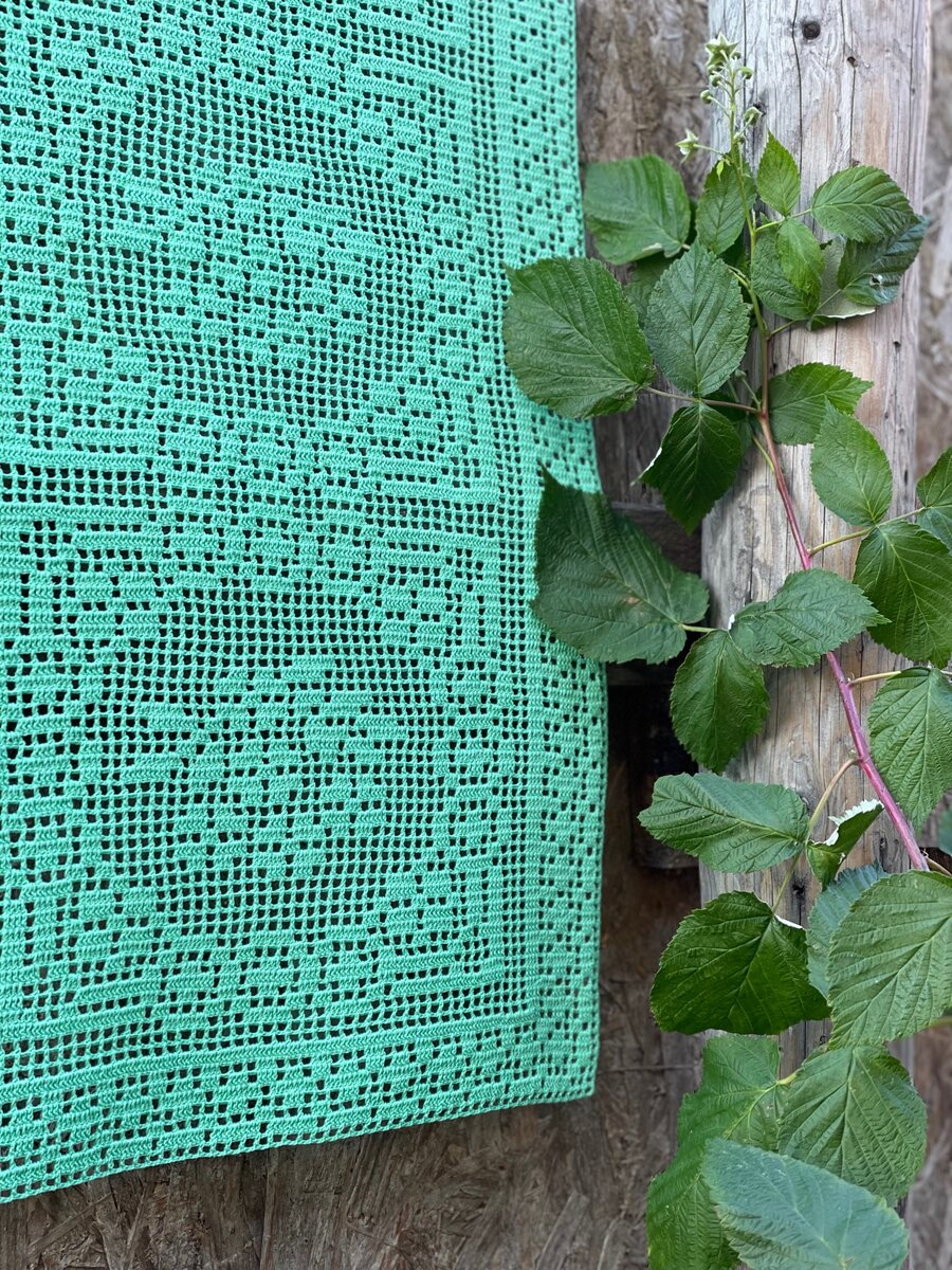 Дорожка на стол филейным вязанием