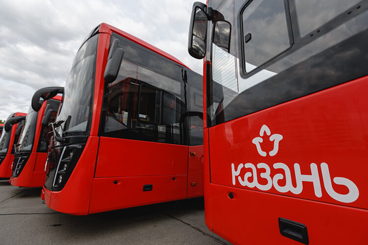    Программы позволят обновить в Татарстане 505 автобусов. По первой закупят 363, а по второй — 142 автобуса для 11 муниципалитетов. Речь о закупках машин на сумму свыше 5 млрд рублей