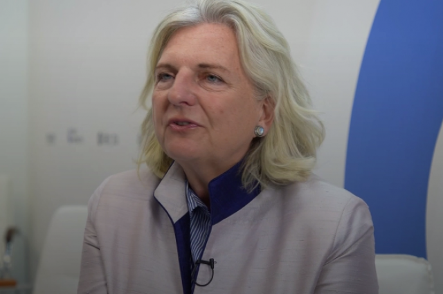    Казаки рассказали, что до того как Карин Кнайсль стала главой МИД Австрии, она жила на своей ферме и любит сельскую жизнь. Фото: кадр видео