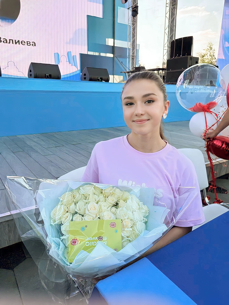 Камила Валиева с подарками от болельщиков. Moscow Urban Forum 2023. Фото из открытых источников.