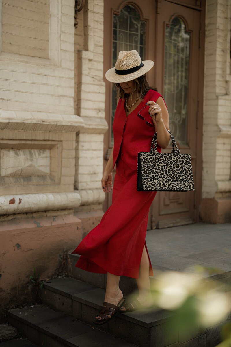 Жилет и юбка бренда alena arkhipova