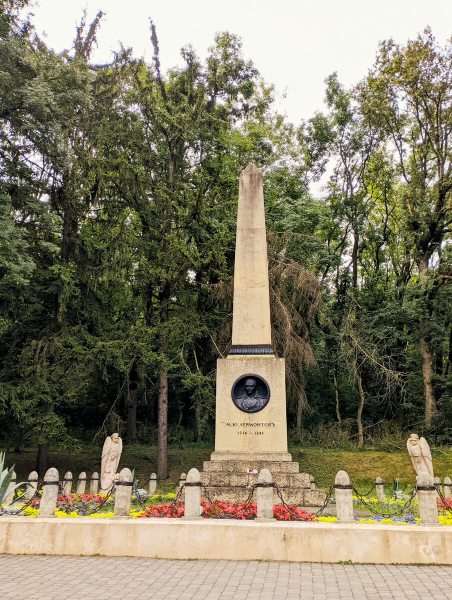 Это лишь предположительное место дуэли. Мне кажется, что выбрали просто из-за удобства 