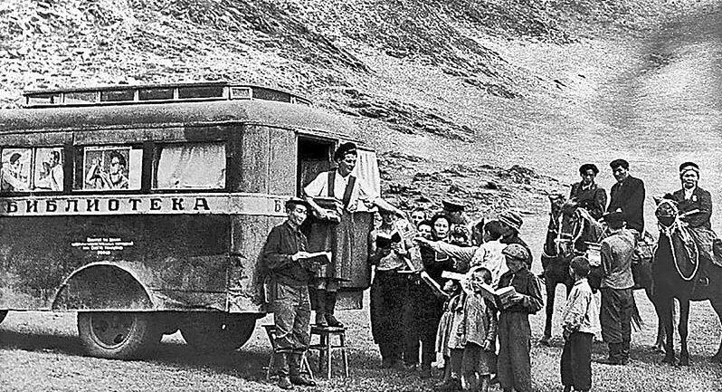 Передвижная библиотека приехала в колхоз. СССР, 1930-е г.