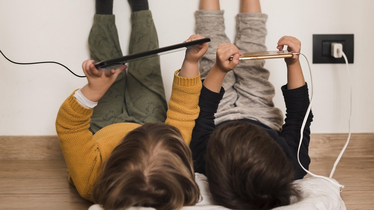    Дети со смартфонами