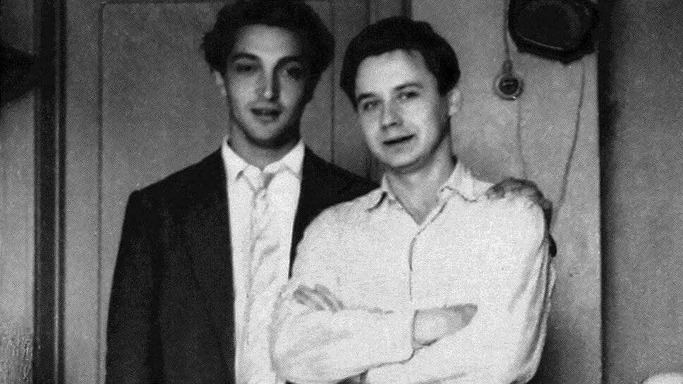    «Все эти разговоры, что кино убило театр, — чушь собачья. Немыслимая привилегия театра: приходит живой человек — ему предлагают действо, которое разворачивается только один раз, на его глазах. Вышли два актера, вынесли коврик — и началось. 50 лет назад Михаил Ромм предрек театру смерть — от кинематографа. Прошло 50 лет — никаких сообщающихся сосудов из театра и кино не вышло. Наоборот, кино по-прежнему паразитически употребляет театральных актеров»    
На фото: актеры Михаил Казаков (слева) и Олег Табаков, 1959 год Фотоархив журнала «Огонёк»