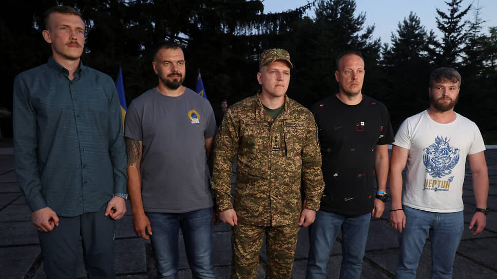 Фото: Roman Baluk / Reuters📷Командиры «Азова» по прибытию на Украину из Турции. Фотография сделана 8 июля