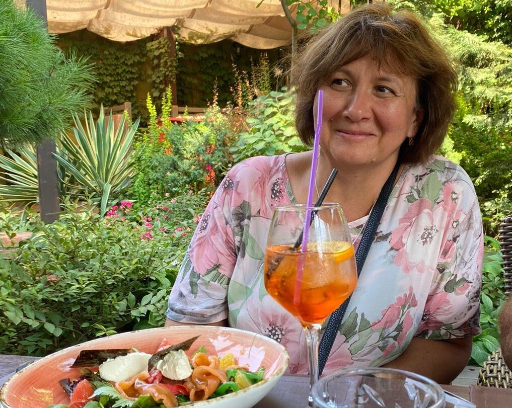 Дама сидит внимательно слушает, ведет себя прилично 