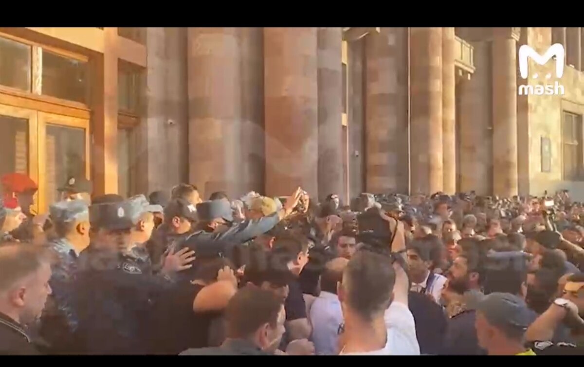 В Ереване начались митинги с вопросами к Пашиняну