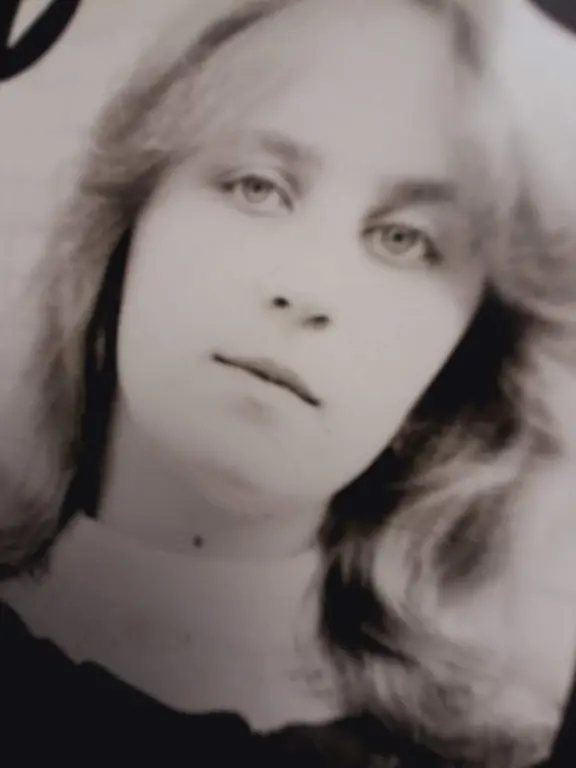 Ваенга. "Папа нарисуй белый океан, посади медведя на большую льдину. Я стала замечать, что мне немного жаль, что я не родилась мужчиной... У меня глаза северных цветов и мне не нужны жаркие страны я всегда с тобой рядышком была..., просто ты уехал слишком рано