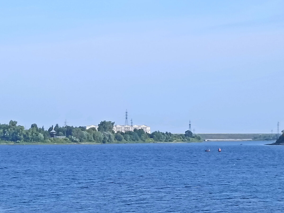 Волга в Рыбинске (место слияния с Шексной). Вдалеке левый берег Волги и слева на фото видна часовенка на месте древней Усть-Шексны. 