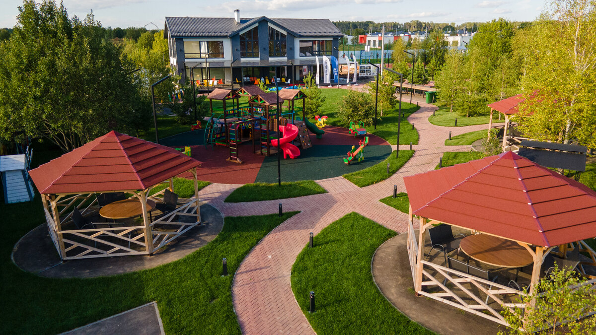 Коттеджный поселок на озере генплан. Санниково барнаул. Дом с двускатной крышей. Международная строительно-интерьерная выставка "batimat russia" хуснуллин. Одноэтажный дом хай тек.