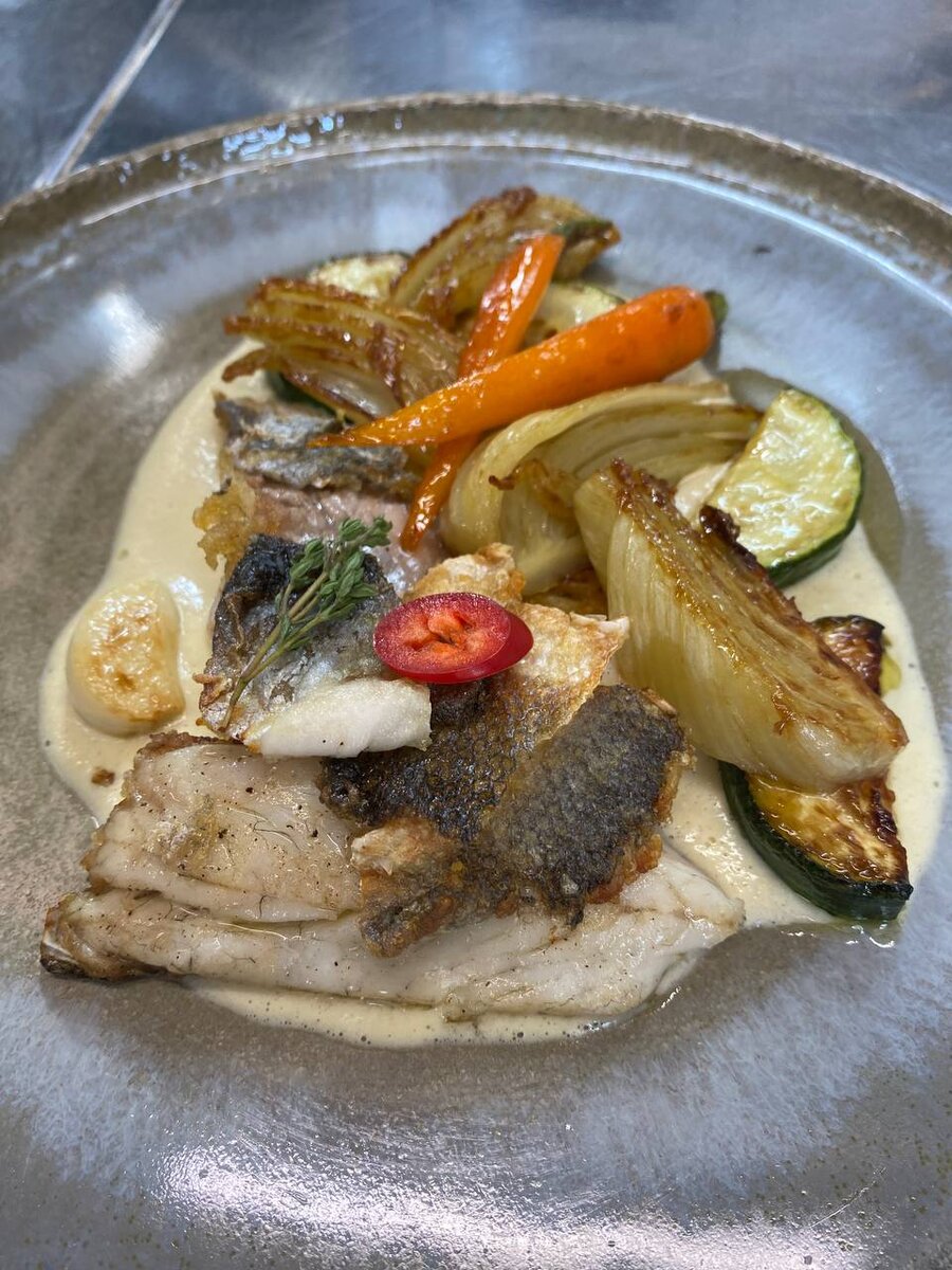 Сибас с овощами и соусом из фенхеля