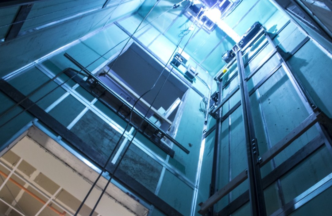 Лифтовое оборудование. Андреевский пешеходный мост. Лифты клеман. Установить лифты в здании. Установить лифты в здании.