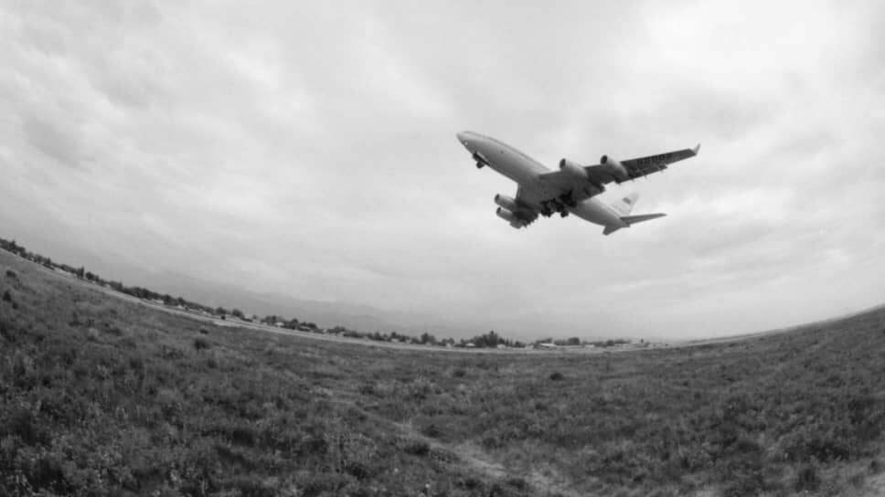    Самолет Ил-96 спроектирован в КБ Ильюшина в конце 1980-х годов. Его разрабатывали специально для авиалиний большой протяженности. Во время испытаний Ил-96 непрерывно проводил в небе по 15-18 часов, в том числе на маршрутах Москва — Петропавловск-Камчатский — Москва и Москва — Северный полюс — Портленд (США) Анатолий Устиненко / ТАСС