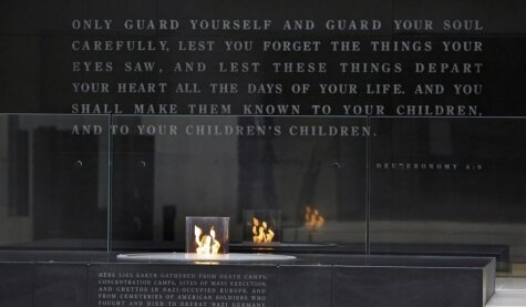 23 апреля в мемориальном музее Холокоста США в честь его 25-летнего юбилея открывается новая экспозиция с упором на реакцию американцев на нацизм и еврейских беженцев. «Американцы и Холокост» открывает стенд, содержащий множество документов, которые евреи должны были получить в Соединенных Штатах, как пример того, как антисемитские политики саботировали усилия Государственного департамента по приему иммигрантов, и никогда не публиковавшиеся опросы 30-х и 40-х годов.