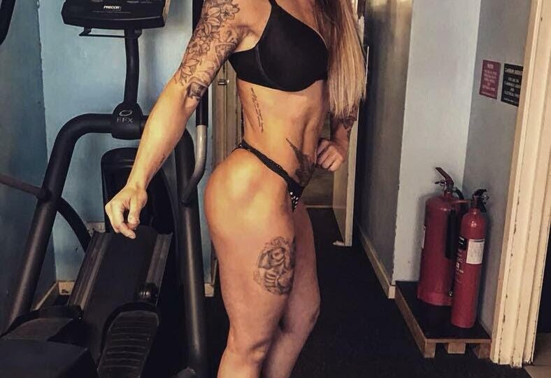 Полицейскую-бодибилдершу, которая продавала наркотики в зале отпустили.