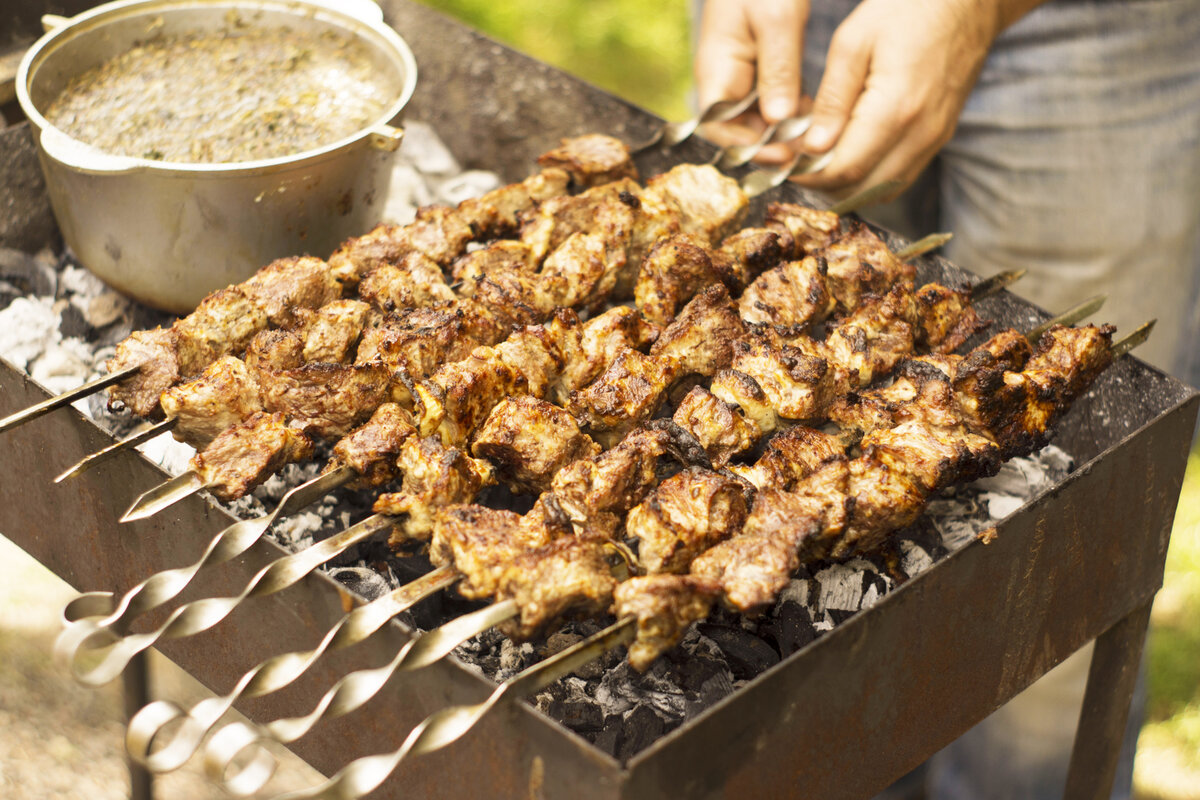Блюда на мангале. Мцвади хоровац. Шашлык. Сочный шашлык из свинины. Шашлык с овощами.
