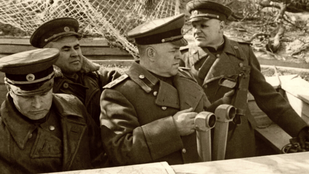 Командующий 1-м Белорусским фронтом Маршал Георгий Константинович Жуков (1896—1974) на командном пункте Зееловских высот. Крайний справа — член Военного совета фронта генерал-полковник К.Ф. Телегин, крайний слева — командующий артиллерией 1-го Белорусского фронта генерал-полковник В.И. Казаков, второй слева — начальник тыла фронта генерал-полковник Н.А. Антипенко.