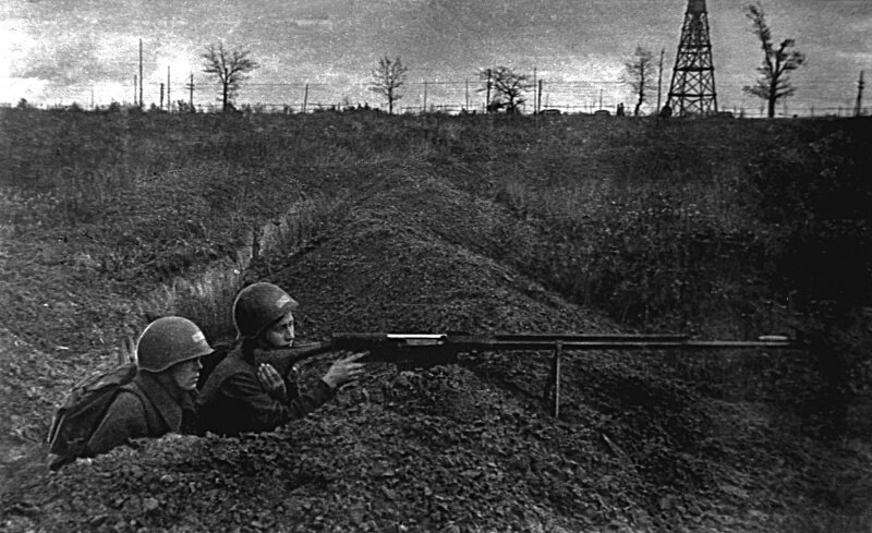 Советские бойцы под Москвой с ПТРС-41. Источник фото: http://waralbum.ru