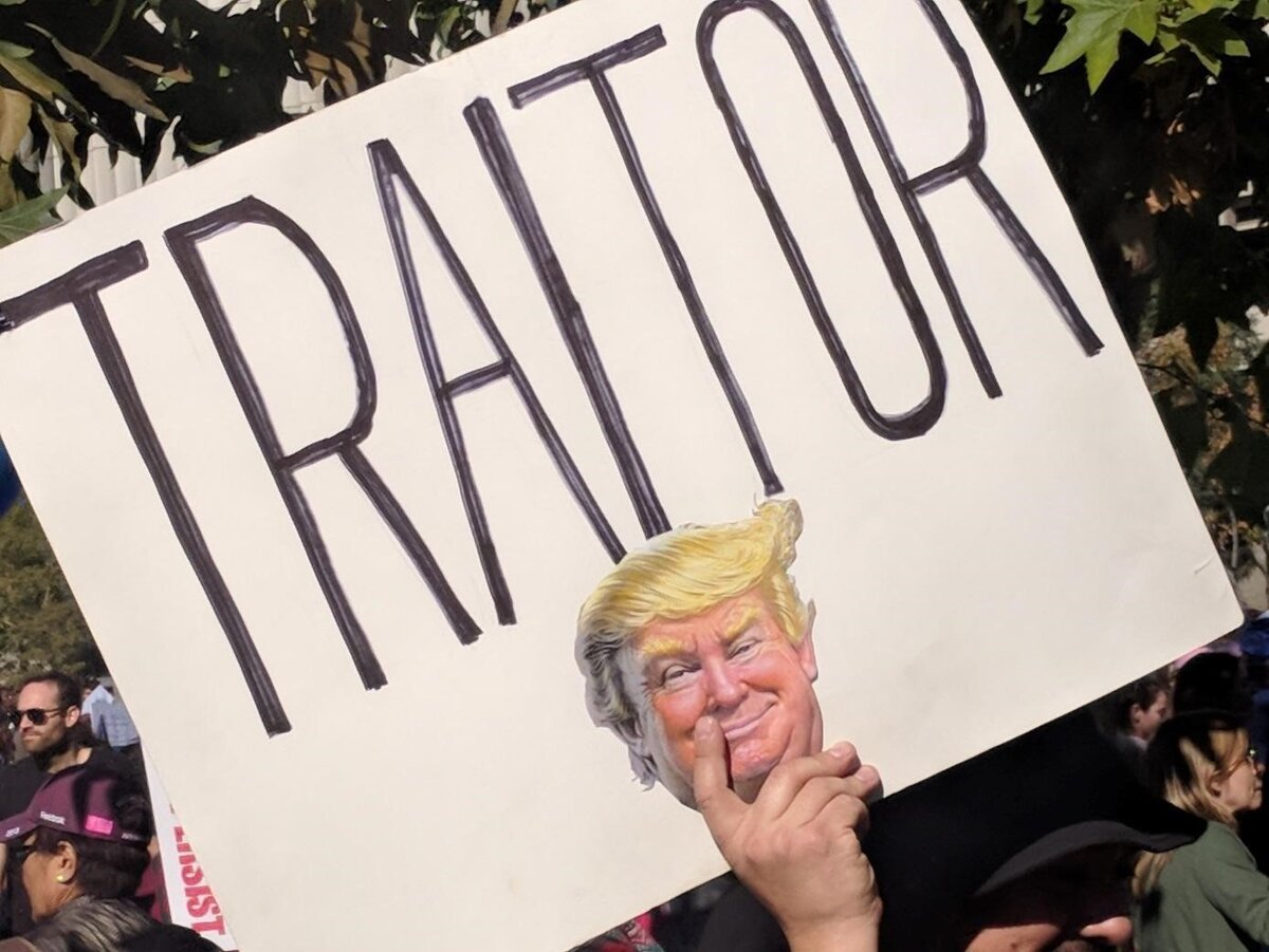  Дональда Трампа во время предвыборной кампании обвиняли в сексуальных домогательствах, а его заявления не раз признавались сексистскими и ксенофобскими. Именно он стал поводом для акции «Женский марш», которая прошла на следующий день после его инаугурации. Протест стал самым крупным в истории Америки. Люди скандировали лозунги за права женщин и ЛГБТ-сообществ, расовое равенство, свободу вероисповедания и права трудящихся. Фотография: Flickr, CC BY-SA 2.0.