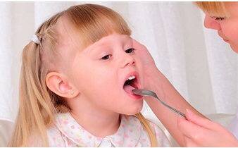 Трахеит – острое воспаление слизистой трахеи. У ребенка данная патология часто дополняет ларингит, бронхит и другие ОРЗ. В такой ситуации диагноз звучит, как трахеобронхит, трахеоларингит, ринотрахеит, ринофаринготрахеит и т.п. Течение болезни приносит много дискомфорта в жизнь малыша. Но в случае своевременного выявления поражения и организации правильного лечения болезнь завершается быстро и без последствий.
Считается, что трахеит чаще поражает детей в старшем возрасте – после 5 лет. У ребенка младше 5 лет, как правило, воспаление распространяется на все верхние органы дыхательной системы.
По признакам трахеит похож на ринит, бронхит и фарингит, возникают частые приступы непродуктивного навязчивого откашливания.