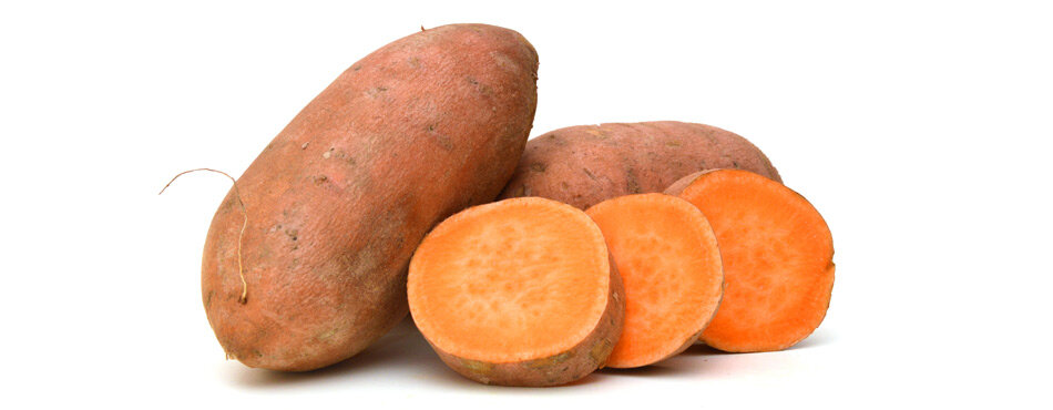 Как называется сладкий картофель? Это батат. На самом же деле батат не относится к сорту картофеля. Это совершенно другой вид растения. Но по схожим признакам (произрастает в земле, внешне напоминает картофель), это растение прозвали сладким картофелем.