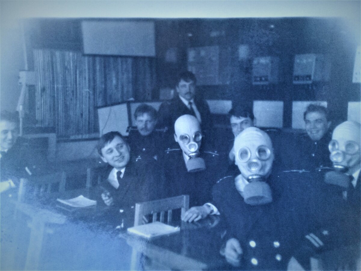 Курсы военной переподготовки. Г. Хабаровск база КАФ 1986 год. Валентин Юрьевич в противогазе.