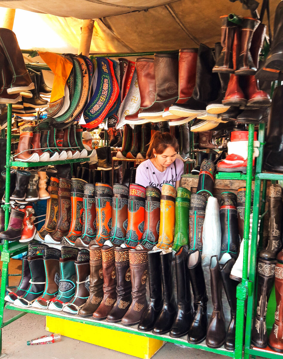 Лавка с сапогами ручной работы